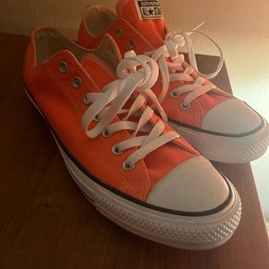Converse low top in a orange/peach color.